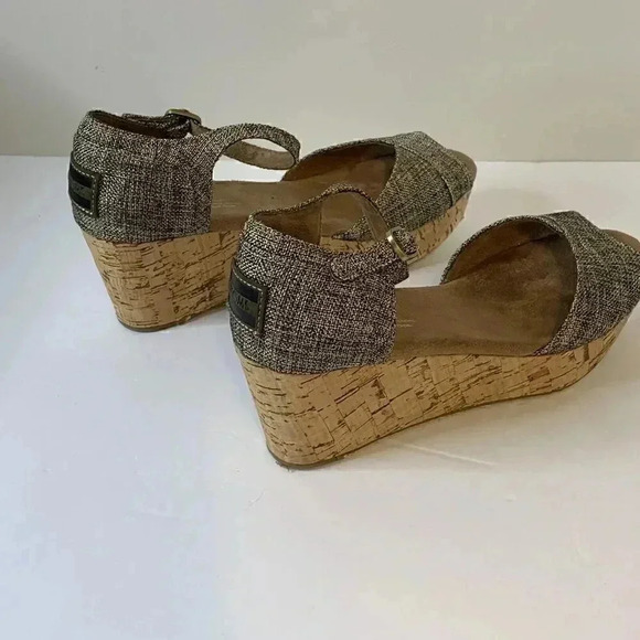 TOMS Women’s Sz 6.5 Brown Burlap Open Toe Ankle Straps Cork Wedge Platform Shoes - Picture 2 of 6